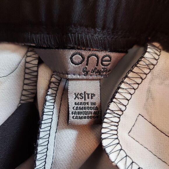 ONE by Chapter Floral Cropped Pants Size XSmall - Picture 4 of 5